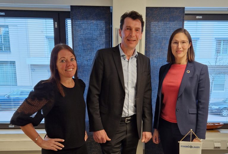 Från vänster marknadsdirektör Maria Hellman-Aarnio, vd Tomnas Karlsson och försäljnibgsdirektör Lotta Berner Sjölund.